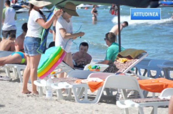 Vedetă XXX, ignorată de femei pe plaja din Mamaia!